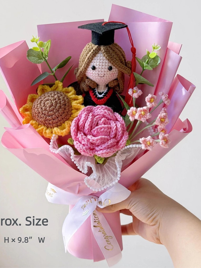 Crochet Graduation Bouquet – Handmade Class of 2026 Gift with Custom Graduate Doll & Flowers